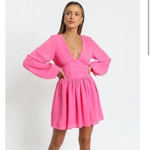 (NWOT) Showpo Calista Long Sleeve Mini Dress in Pink